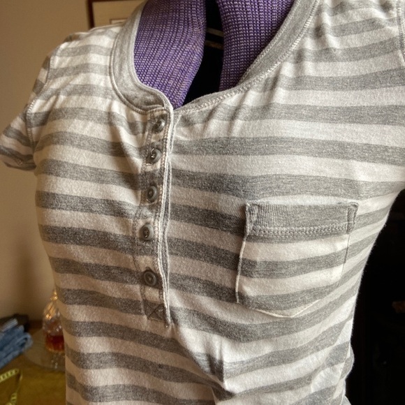 🦄 So Gray and White Striped Cap Sleeve Top Size Juniors Large - Picture 8 of 8